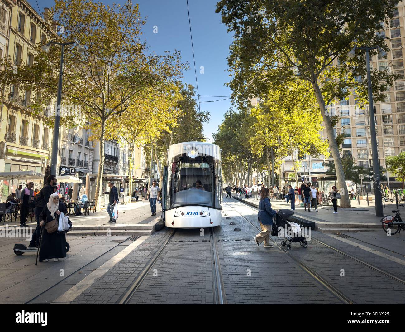 MARSIGLIA, FRANCIA - 29 SETTEMBRE 2025: Vista frontale di un tram di marsiglia, un tram su Cours Belsunce a Marsiglia, Francia, gestito da RTM, o regie d Foto Stock