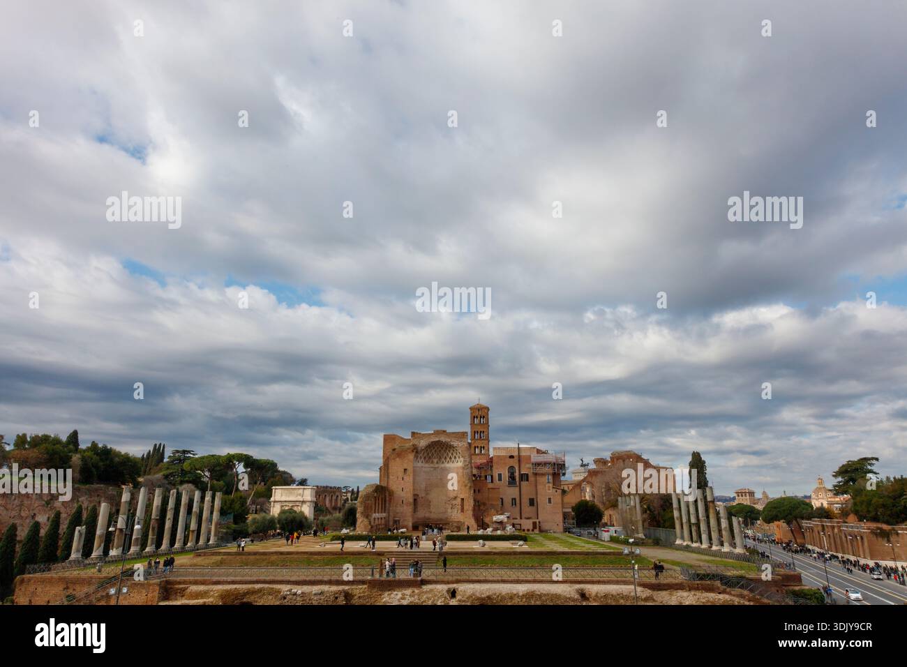 Le rovine del Tempio di Venere e Roma e l'adiacente Basilica di Santa Maria Nova a Roma, Italia Foto Stock