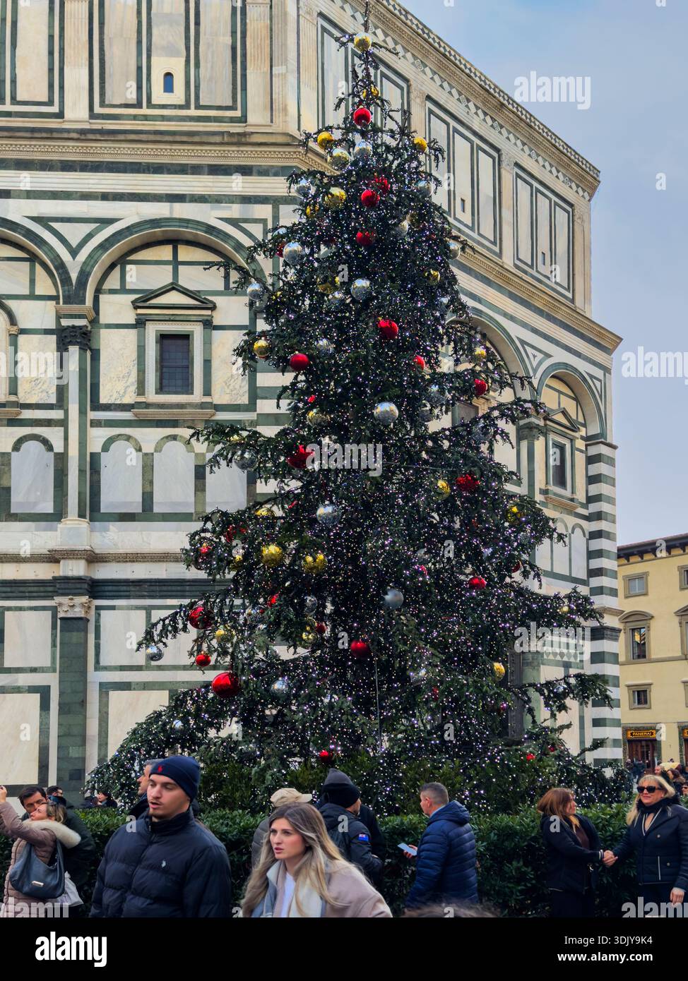 Turisti e un grande albero di Natale di fronte al Duomo di Firenze - Firenze, Italia Foto Stock