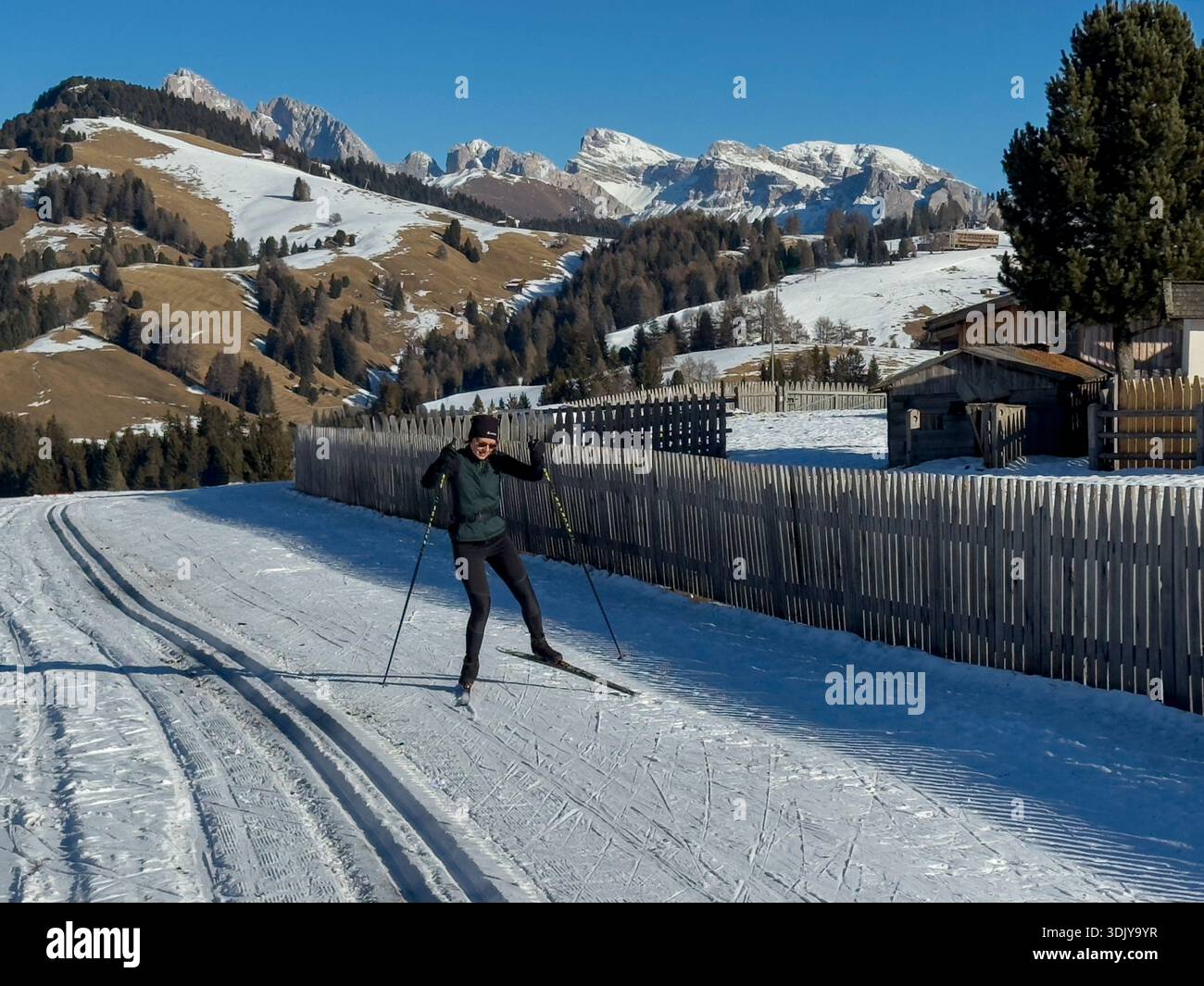 Sci di fondo nella regione dolomitica dell'Alpe di Siusi - Tirolo meridionale, Italia Foto Stock