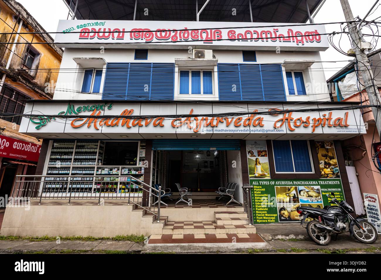 Ospedale locale, molti segni, Mattancherry, Kochi (Cochin), Kerala, India, Asia meridionale, Asia Foto Stock