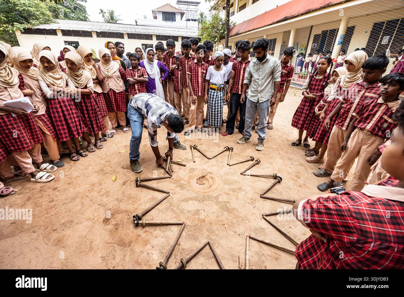 Festival scolastico, preparazione della danza tradizionale a bastone Kolkali, scuola nella zona di Mattancherry, Kochi (Cochin), Kerala, India, Asia meridionale, Asia Foto Stock