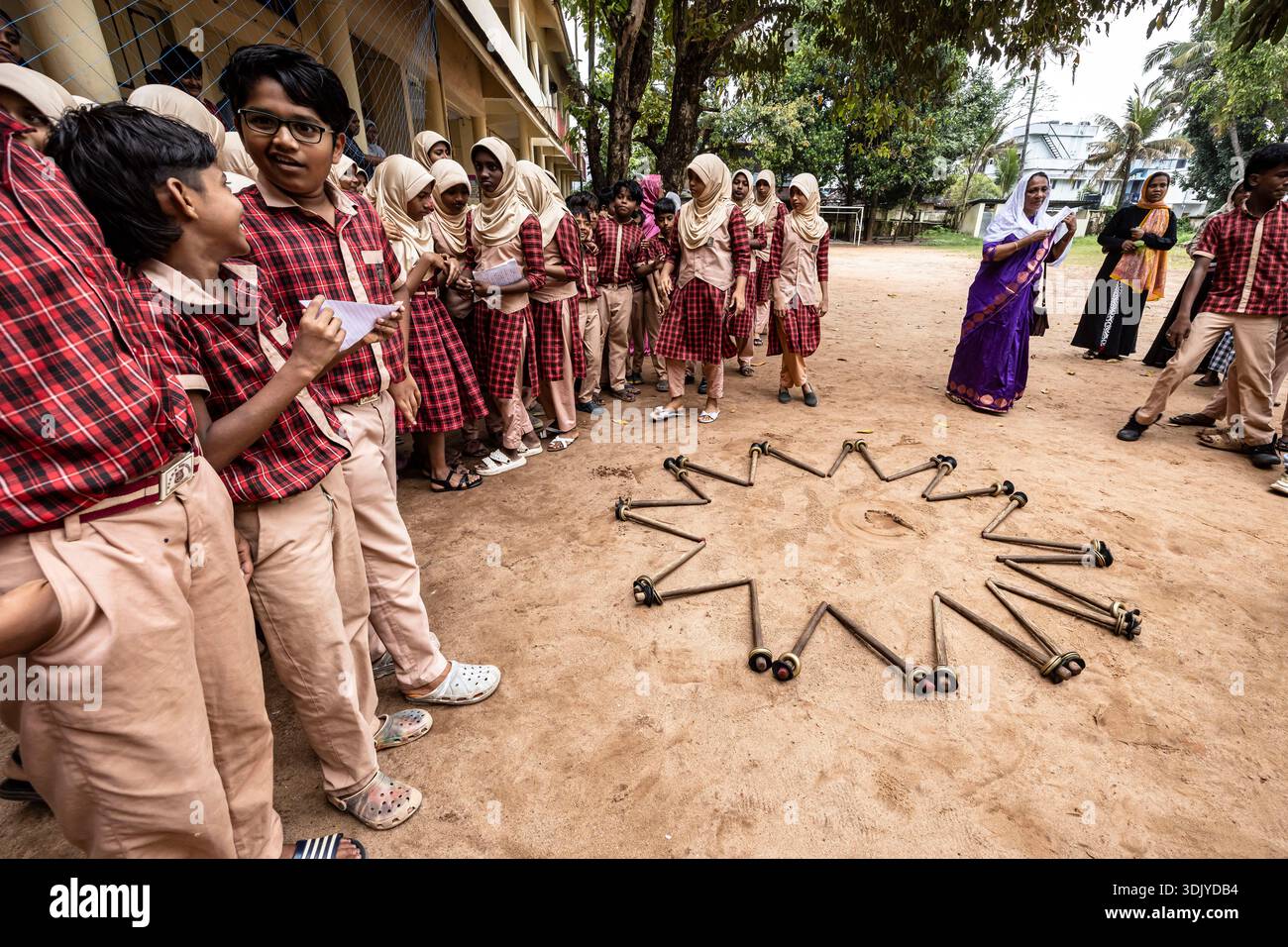Festival scolastico, preparazione della danza tradizionale a bastone Kolkali, scuola nella zona di Mattancherry, Kochi (Cochin), Kerala, India, Asia meridionale, Asia Foto Stock