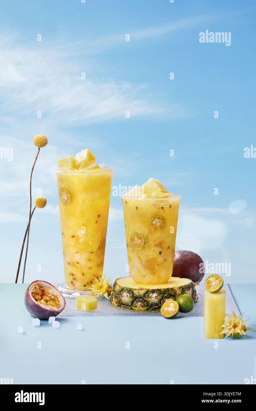 Tè alla frutta tropicale con ananas e Kumquat sotto il cielo blu Foto Stock