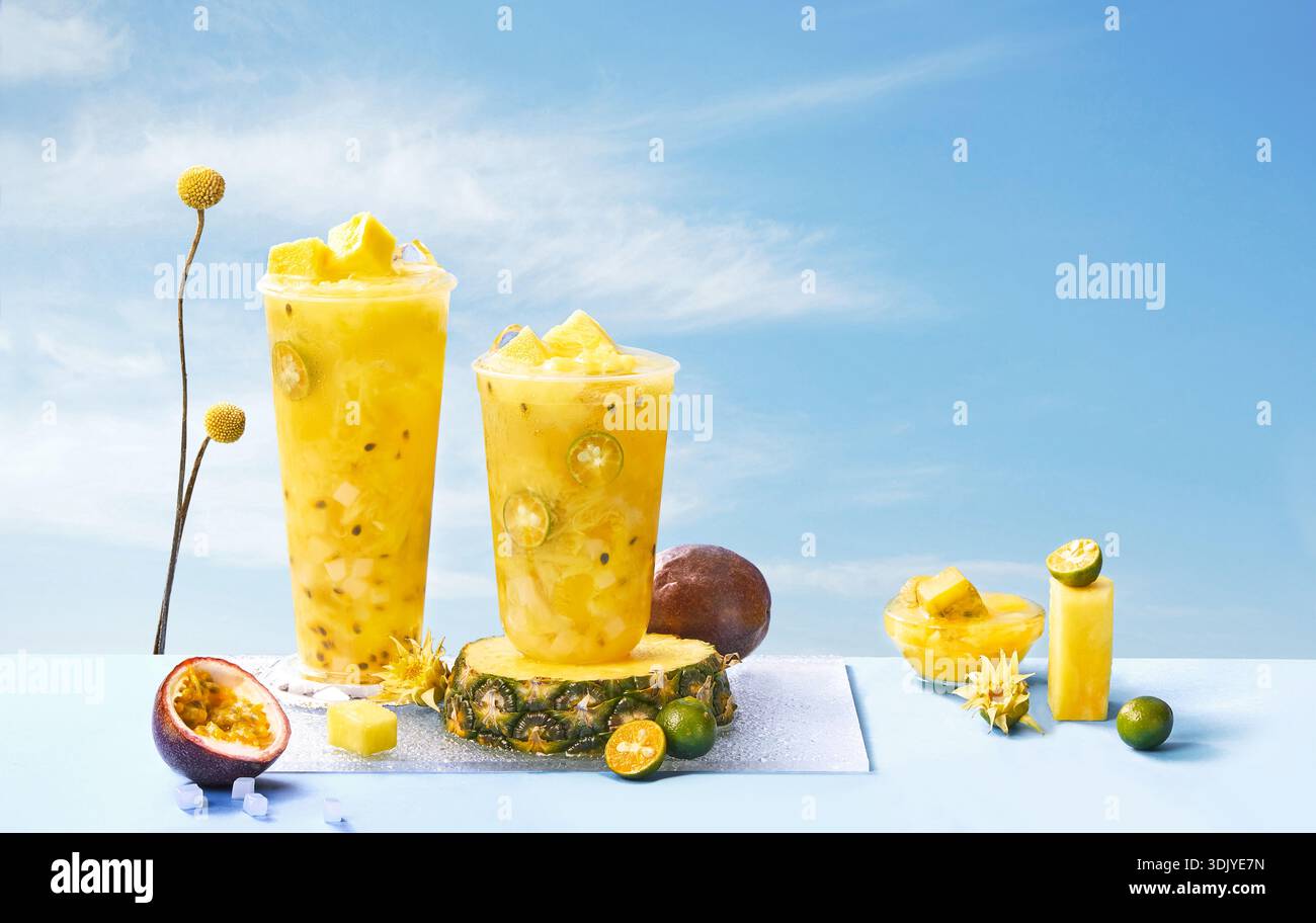 Tè alla frutta tropicale con ananas e Kumquat sotto il cielo blu Foto Stock