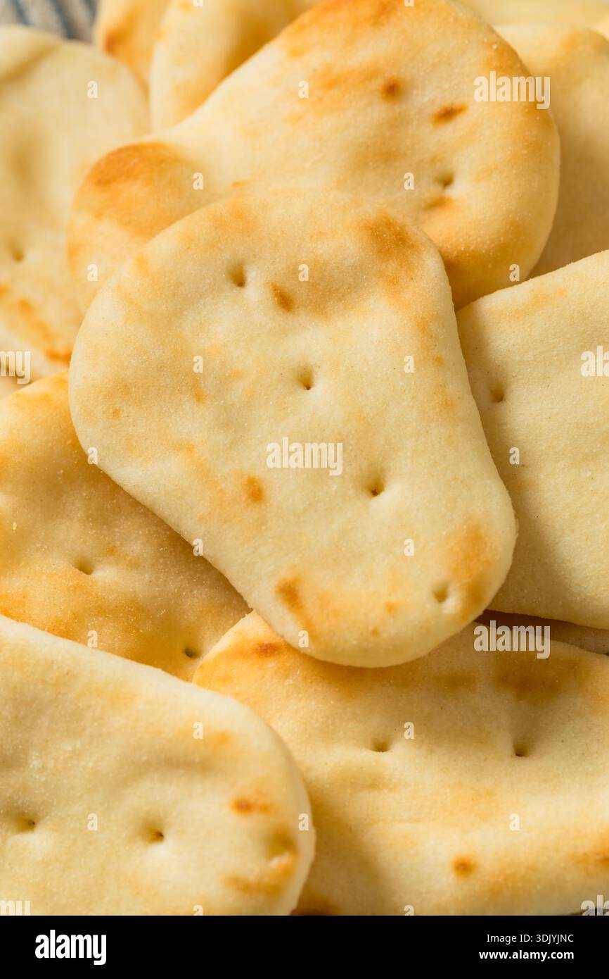Sano Mini Naan Pane indiano in una pila da mangiare Foto Stock