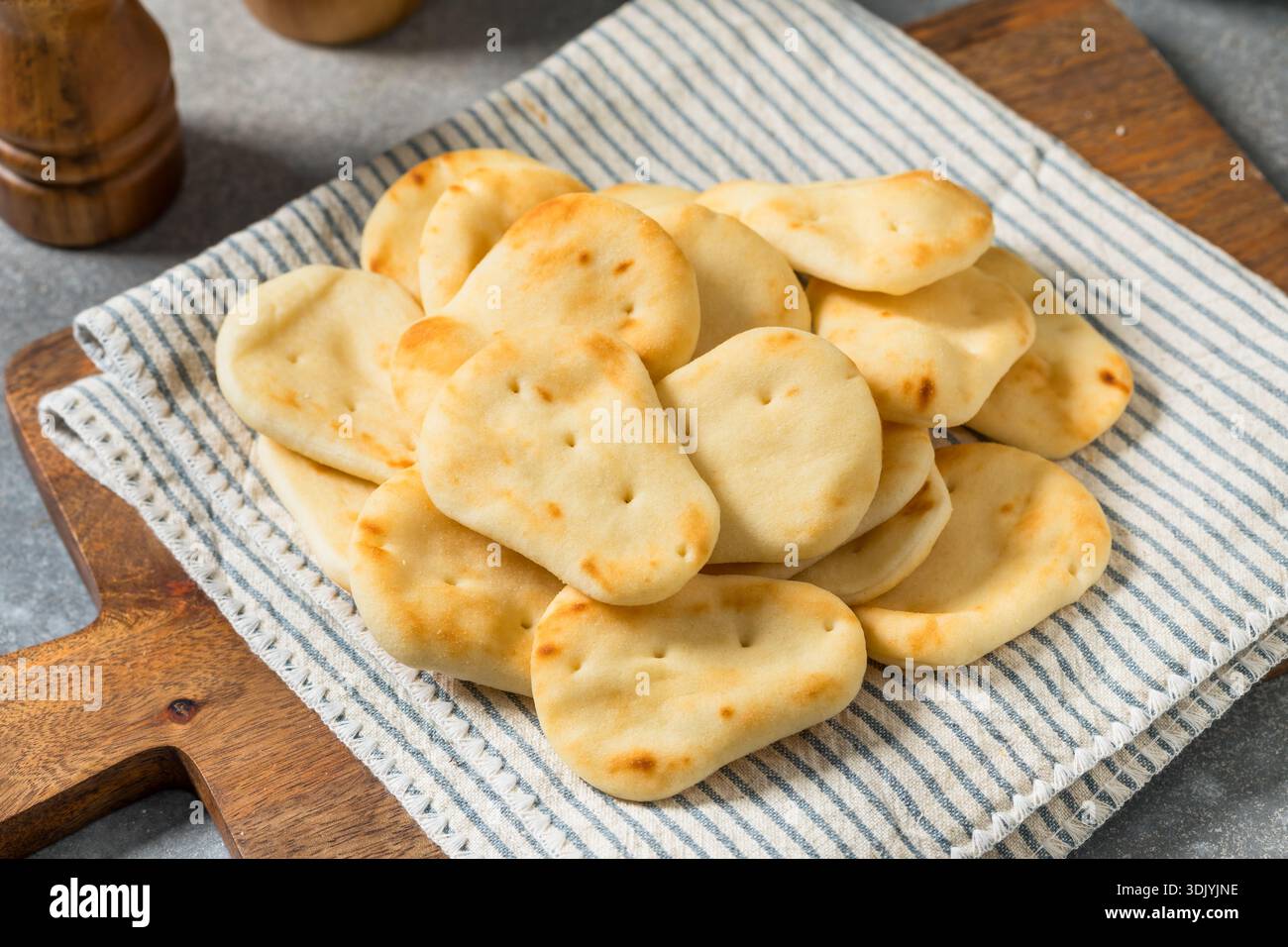 Sano Mini Naan Pane indiano in una pila da mangiare Foto Stock