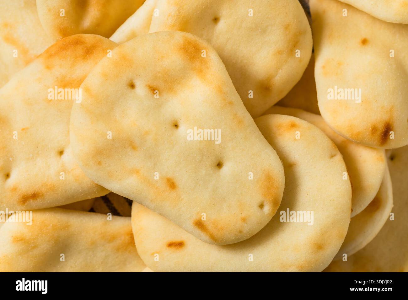 Sano Mini Naan Pane indiano in una pila da mangiare Foto Stock