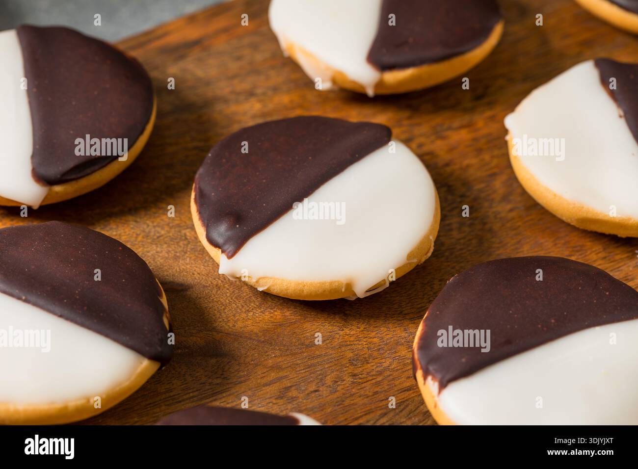Biscotti fatti in casa alla crema dolce nera e bianca con vaniglia al cioccolato Foto Stock