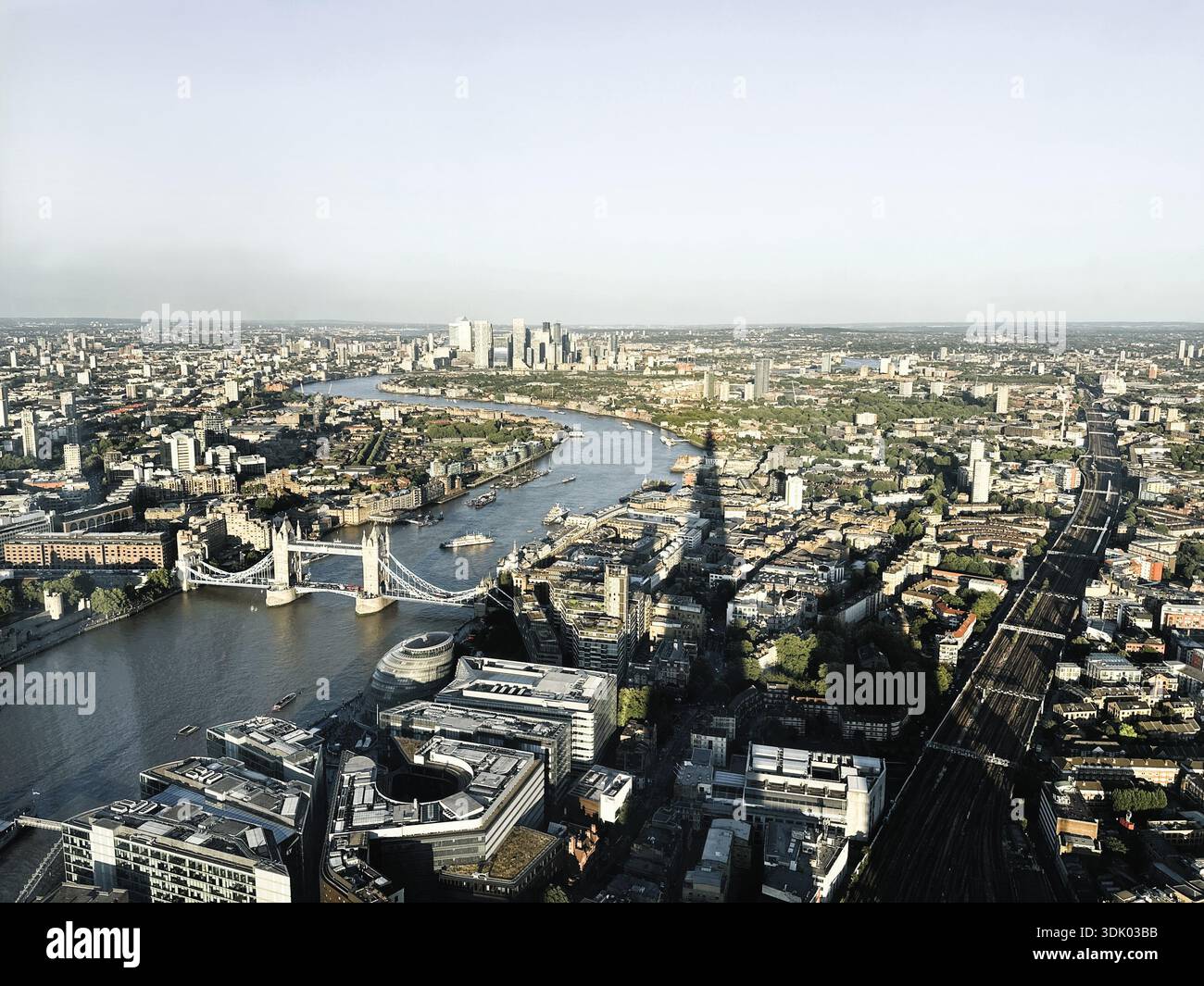 Vista aerea di Londra dallo Shard, che mostra il fiume Tamigi, il Tower Bridge, il Municipio e lo skyline della città alla luce del giorno. - Immagine stock catturata con smartphone