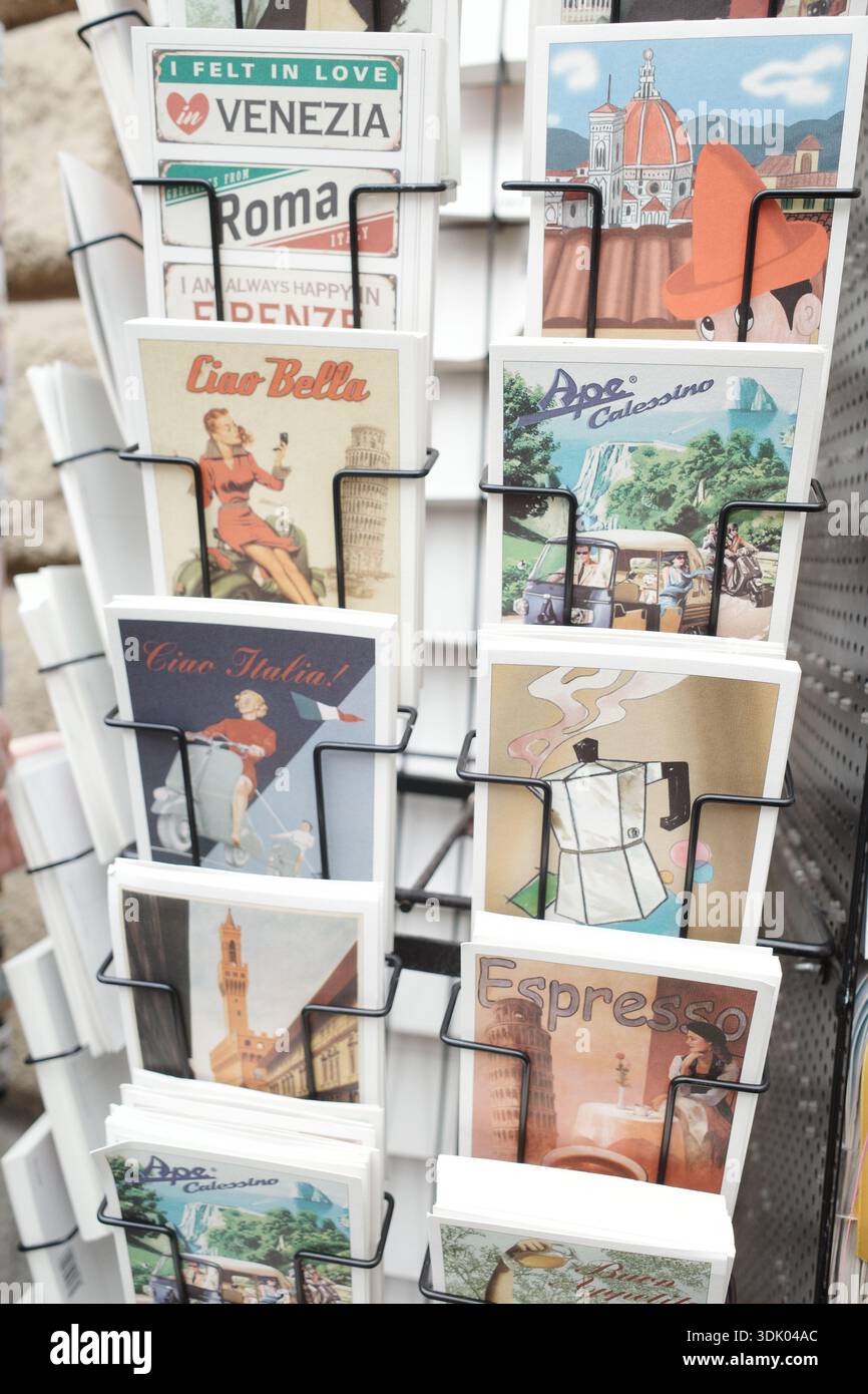 Una selezione di cartoline a tema italiano su un espositore Foto Stock