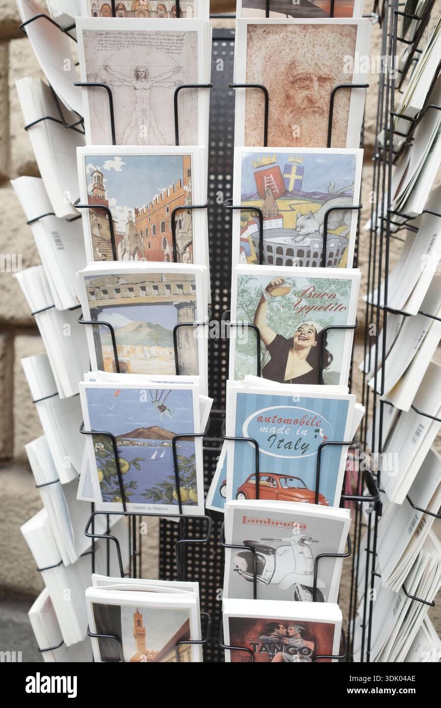 Una selezione di cartoline a tema italiano su un espositore Foto Stock