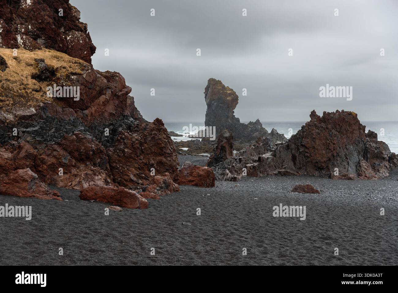 Bizzarre formazioni rocciose di basalto nero nella baia di Dritvík, Djúpalónssandur, Snæfellsnes, Islanda. Foto Stock
