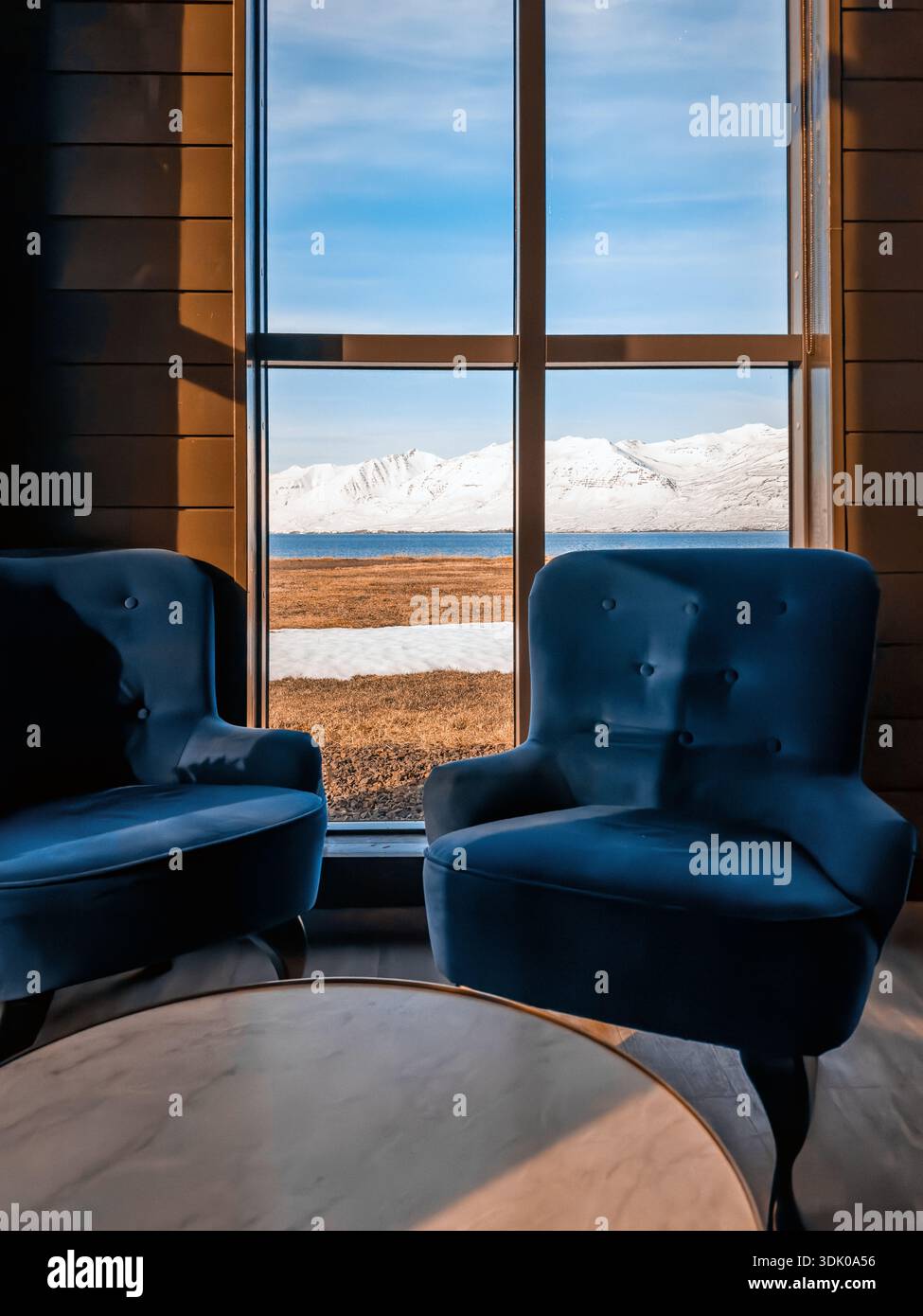 Vista dalla finestra di una camera arredata che si affaccia sullo splendido paesaggio islandese. Foto Stock