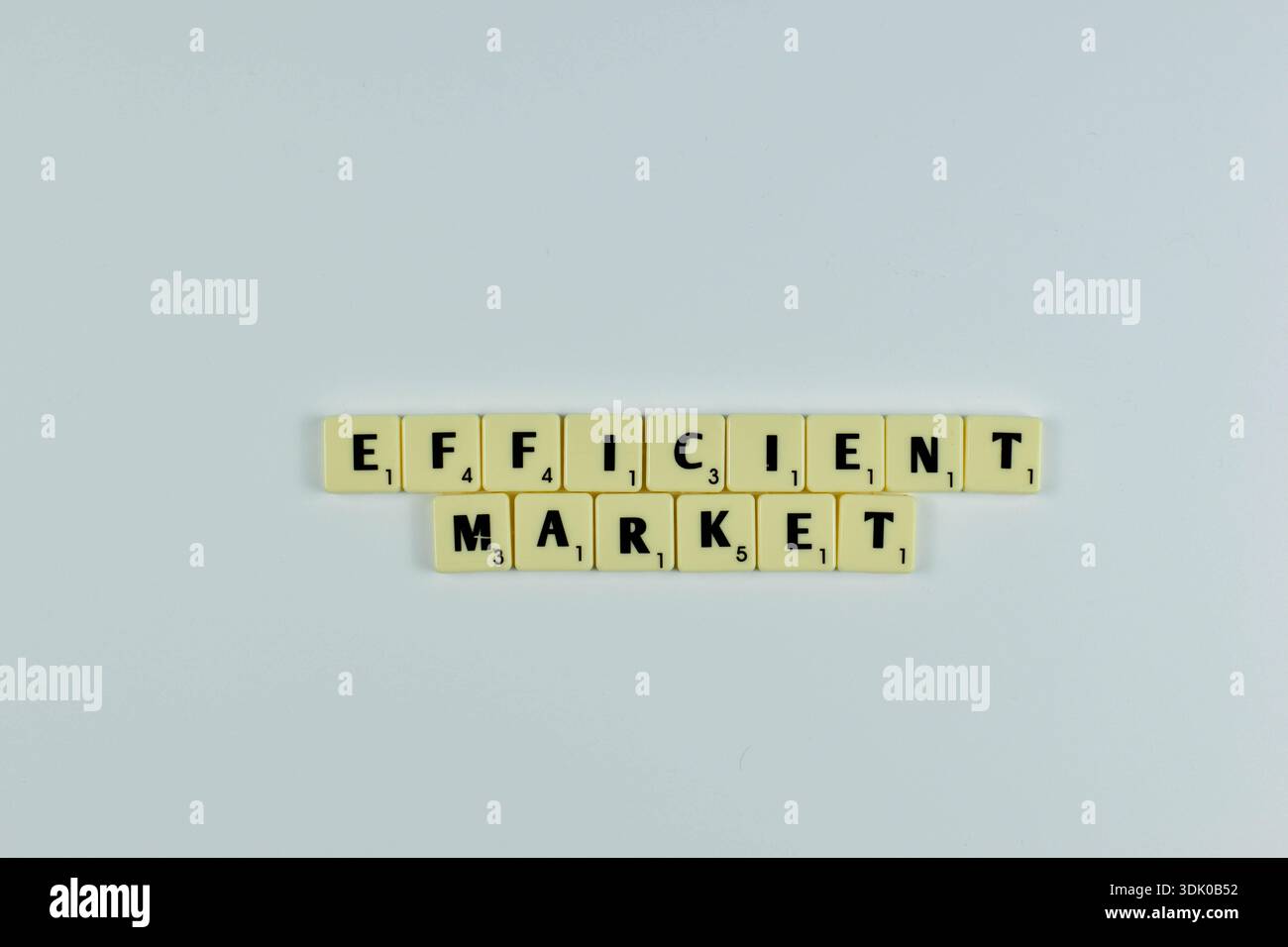 Le tegole di Scrabble indicano un mercato efficiente, facendo riferimento alla teoria finanziaria secondo cui i prezzi delle attività riflettono tutte le informazioni disponibili. Foto Stock