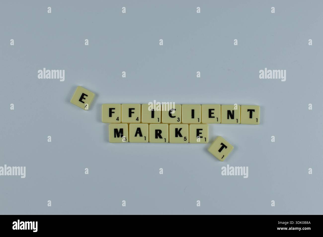 Le tegole di Scrabble indicano un mercato efficiente, facendo riferimento alla teoria finanziaria secondo cui i prezzi delle attività riflettono tutte le informazioni disponibili. Foto Stock