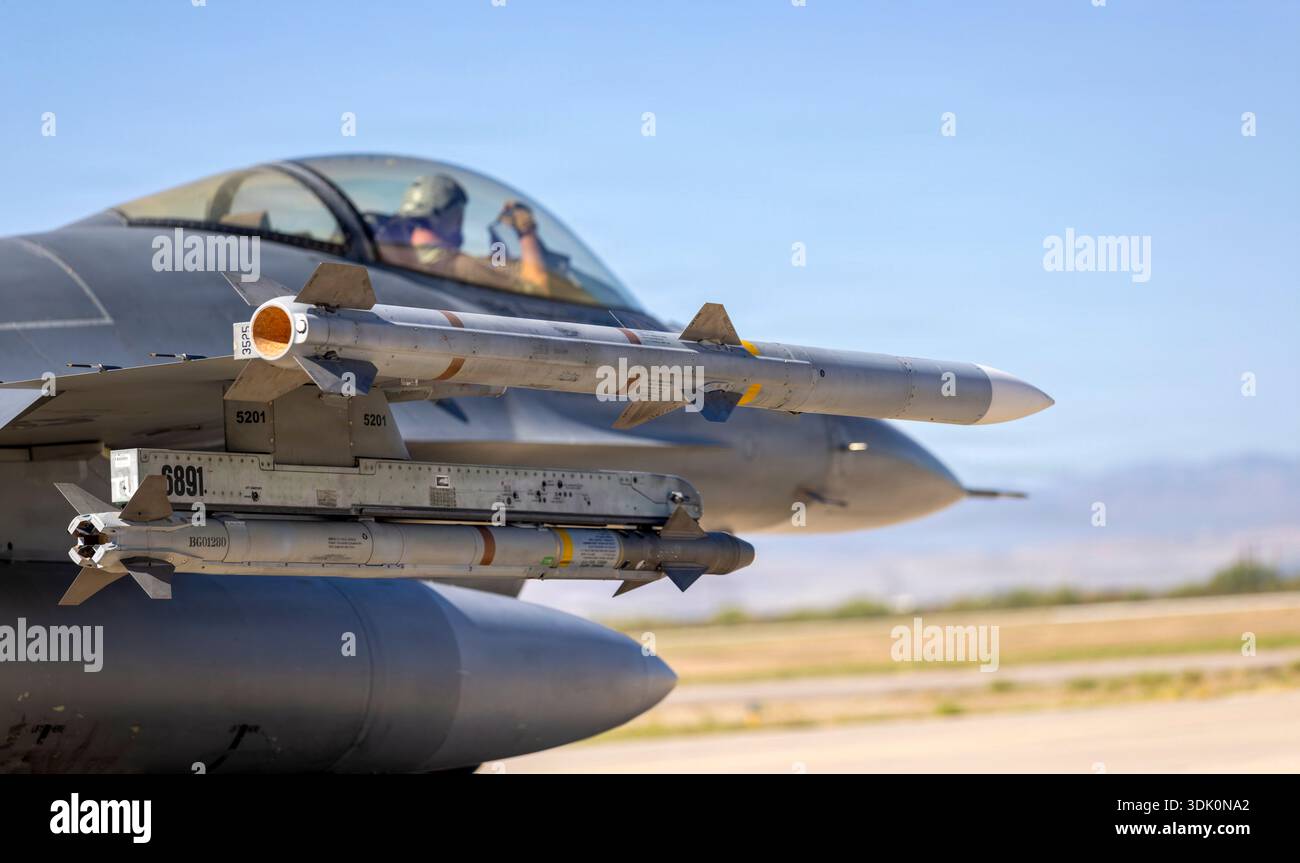 Un F-16 assegnato al 162nd Wing Airspace Alert Control Detachment si prepara a partire dalla Davis-Monthan Air Force base, Tucson, Arizona, il 2 agosto 2025. Foto Stock