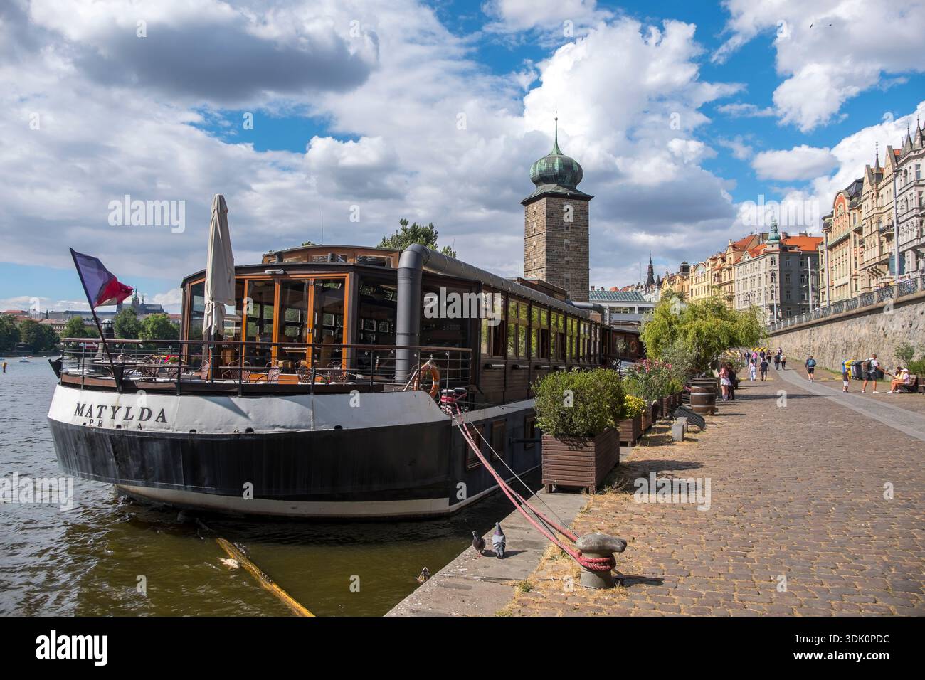 La barca dell'hotel è ormeggiata sulla riva del fiume Moldava a Praga, Czechia Foto Stock