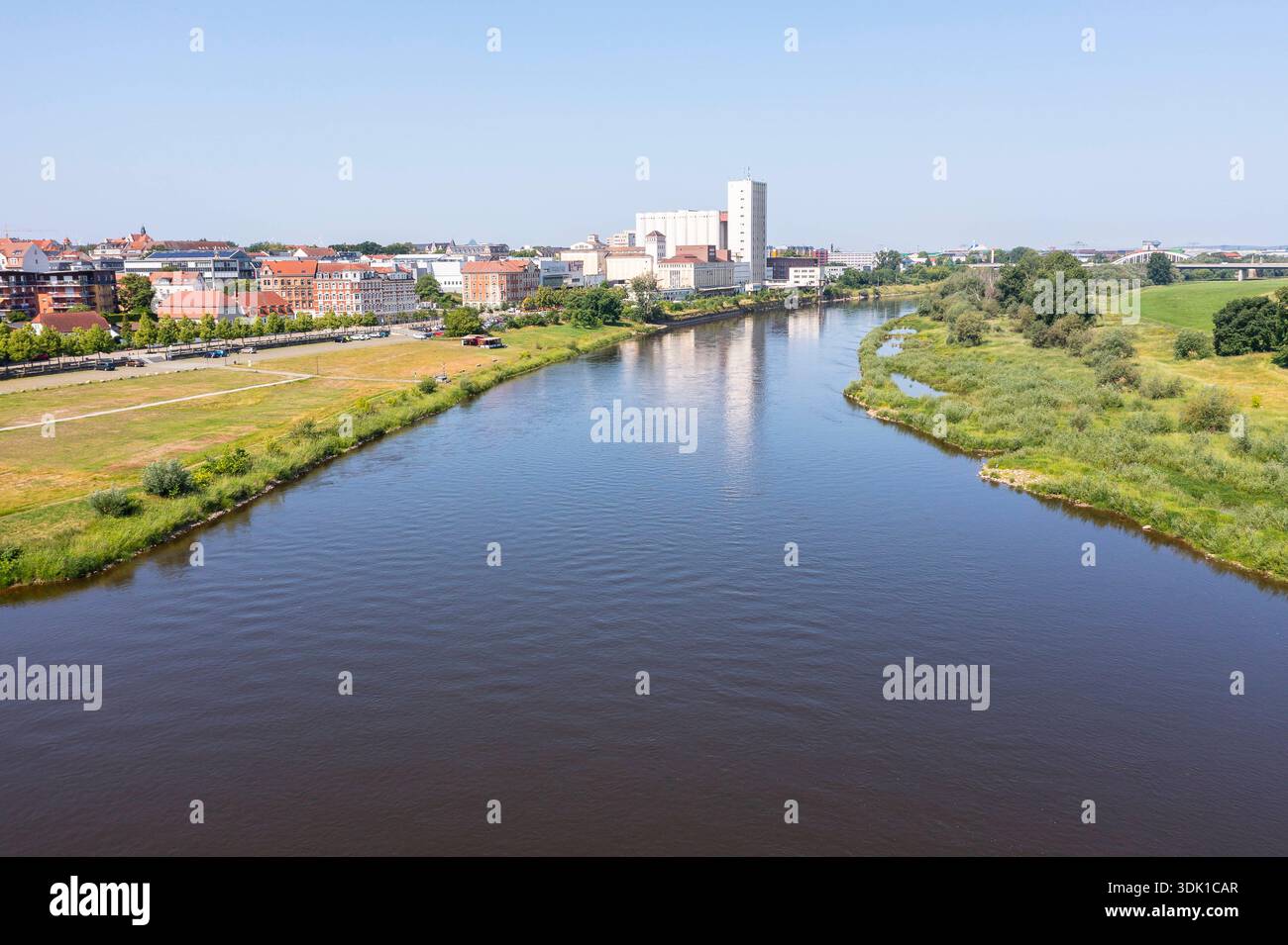 Luftbild der Elbe mit Stadtsilhouette von Riesa, Sachsen, Deutschland *** Vista aerea dell'Elba con silhouette di Riesa, Sassonia, Germania Foto Stock