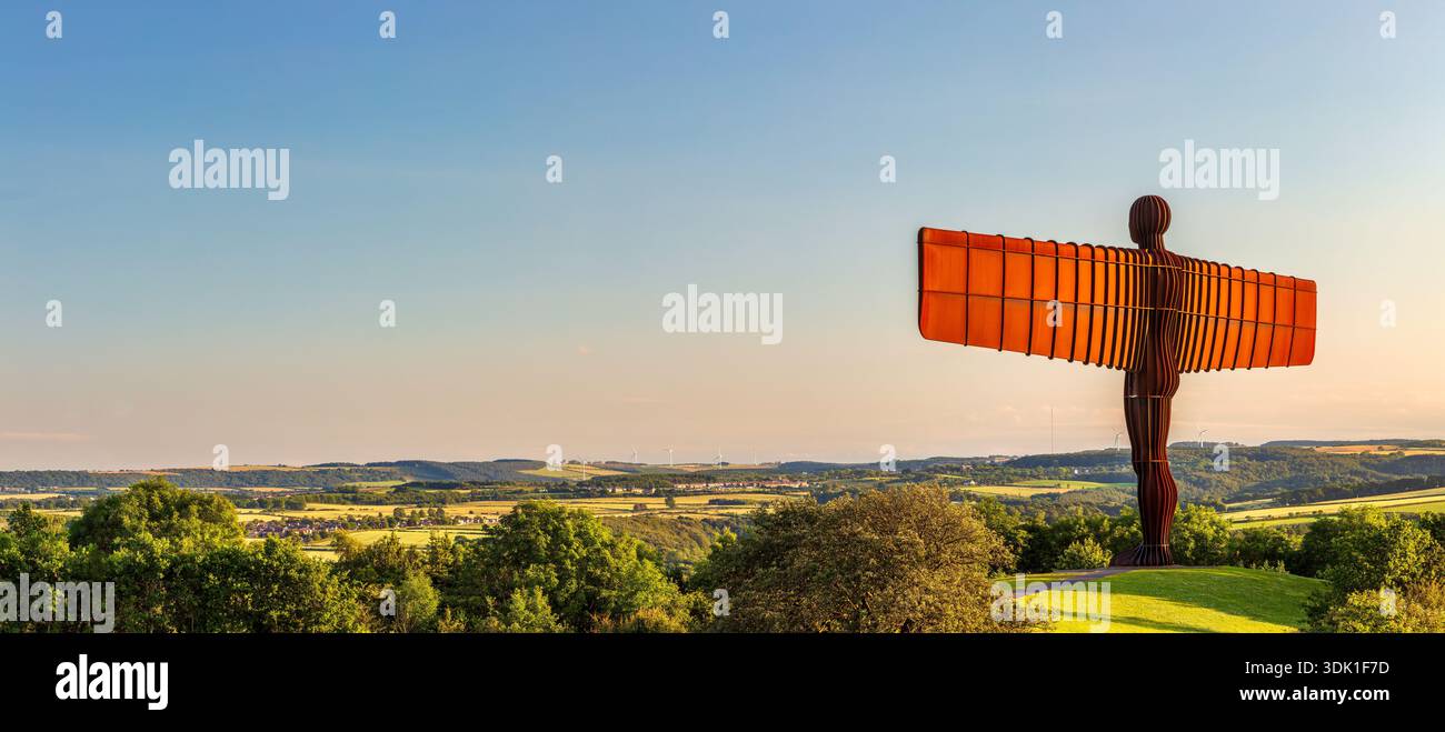 Un'immagine panoramica in estate dell'Angelo del Nord a Gateshead con un cielo limpido e soleggiato all'avvicinarsi del tramonto Foto Stock