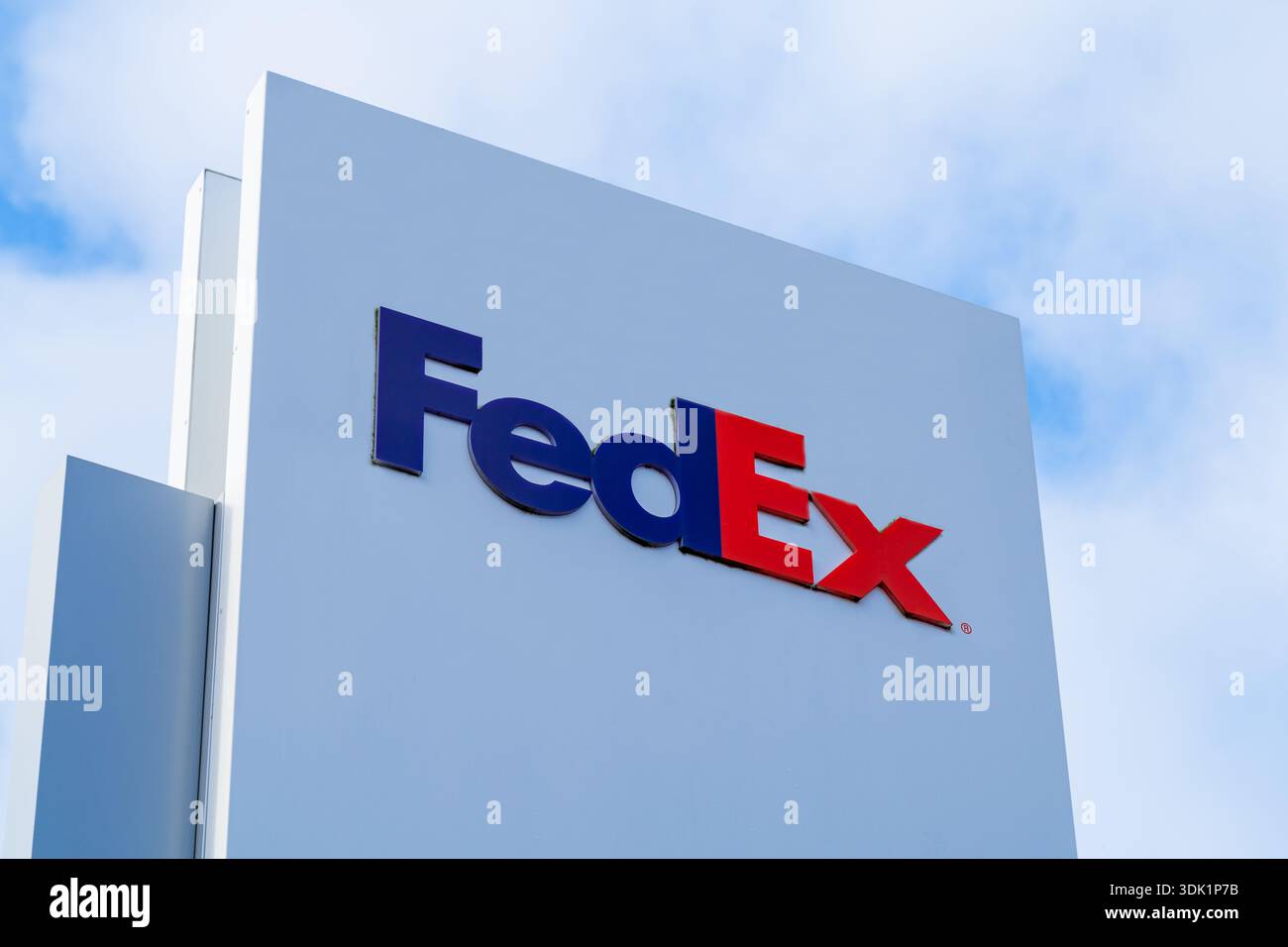 Kingsbury, Warwickshire, Regno Unito - gennaio 28 2026: Cartello esterno della società di logistica internazionale, Fed Ex presso una filiale nel Warwickshire, Regno Unito Foto Stock