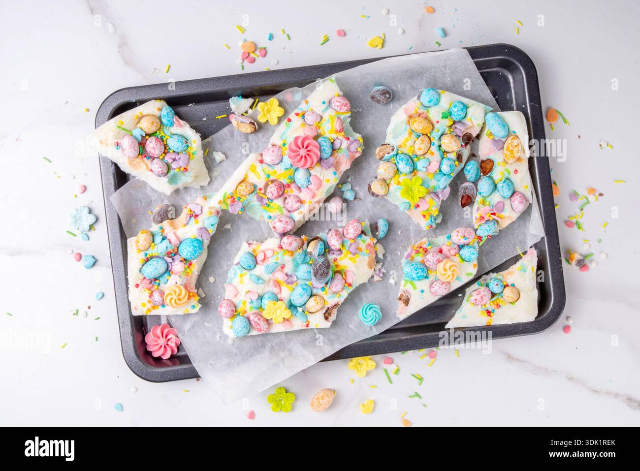 Barretta di yogurt surgelato pasquale, alternativa sana cheto dieta gelati dolci a base di yogurt greco, zuccherini e uova di cioccolato pasquale, on Foto Stock