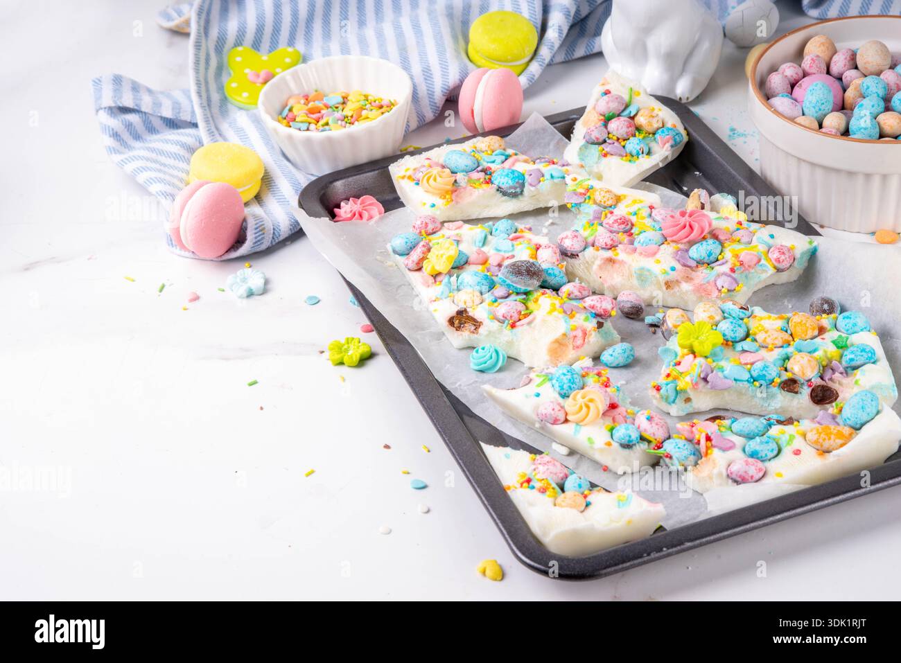 Barretta di yogurt surgelato pasquale, alternativa sana cheto dieta gelati dolci a base di yogurt greco, zuccherini e uova di cioccolato pasquale, on Foto Stock