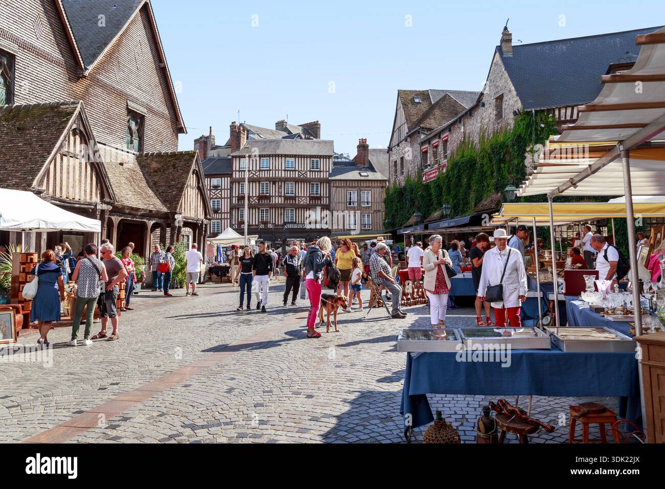 HONFLEUR, FRANCIA - 1 SETTEMBRE 2019: Questo è un mercatino delle pulci domenicale nella vecchia Piazza Sainte-Catherine. Foto Stock