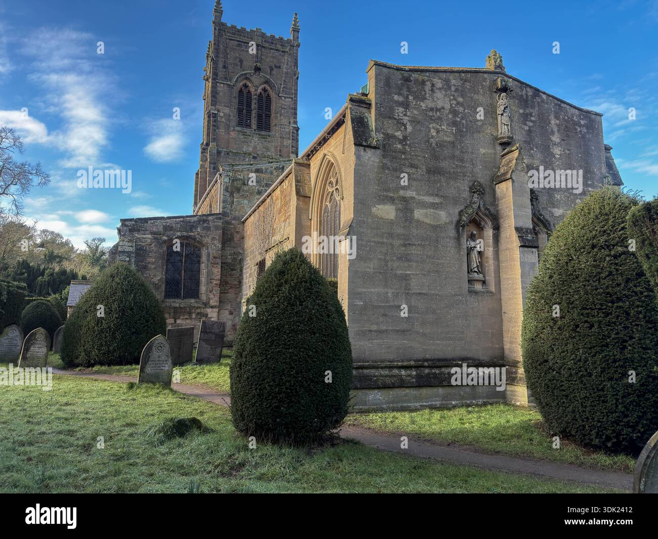 Chiesa parrocchiale di St. Bartholomew, classificata di primo grado, presso Elvaston Castle Country Park Derby in una giornata di inverno soleggiato.Derbyshire.Inghilterra.Regno Unito - Immagine stock catturata con smartphone