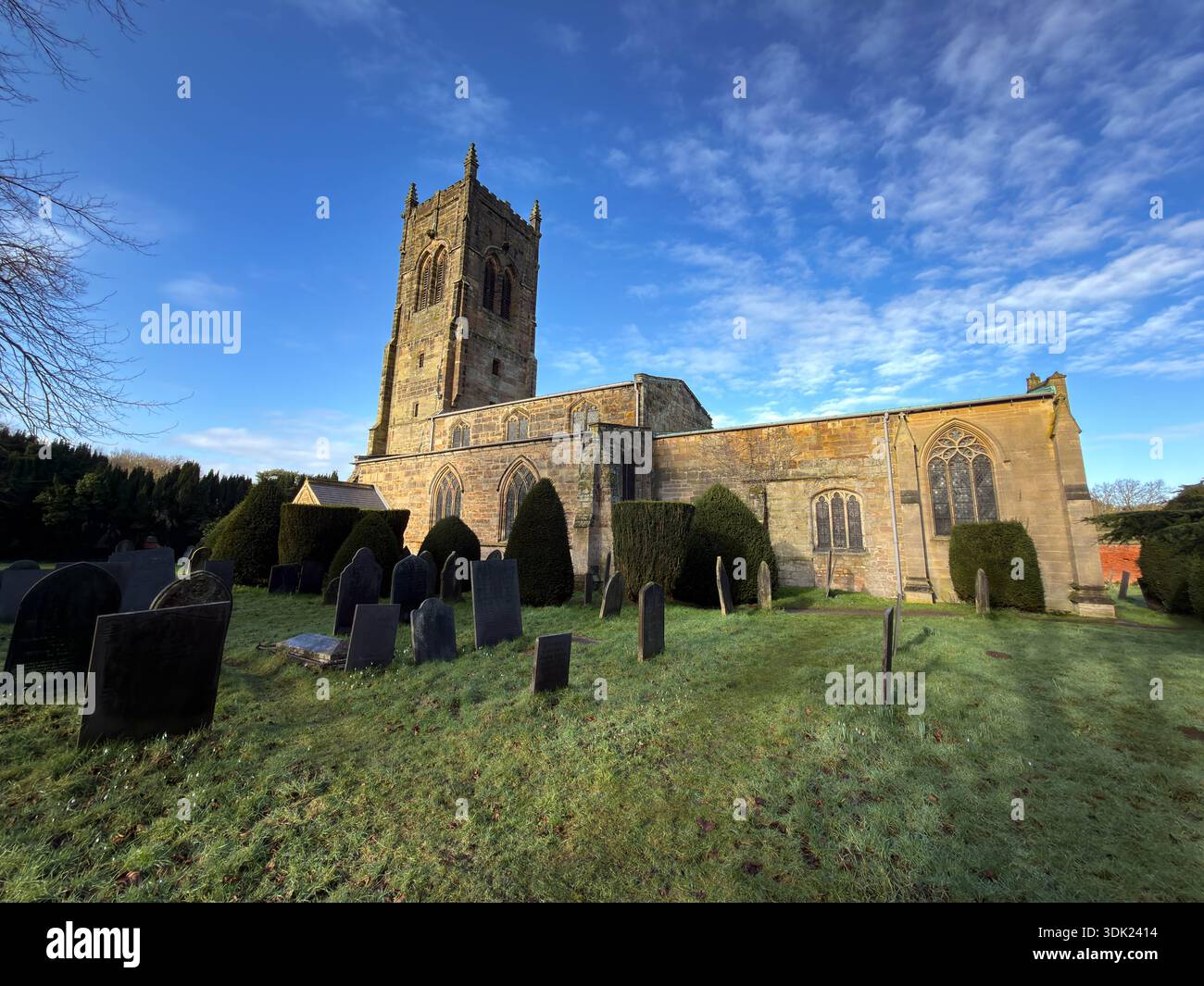Chiesa parrocchiale di St. Bartholomew, classificata di primo grado, presso Elvaston Castle Country Park Derby in una giornata di inverno soleggiato.Derbyshire.Inghilterra.Regno Unito - Immagine stock catturata con smartphone