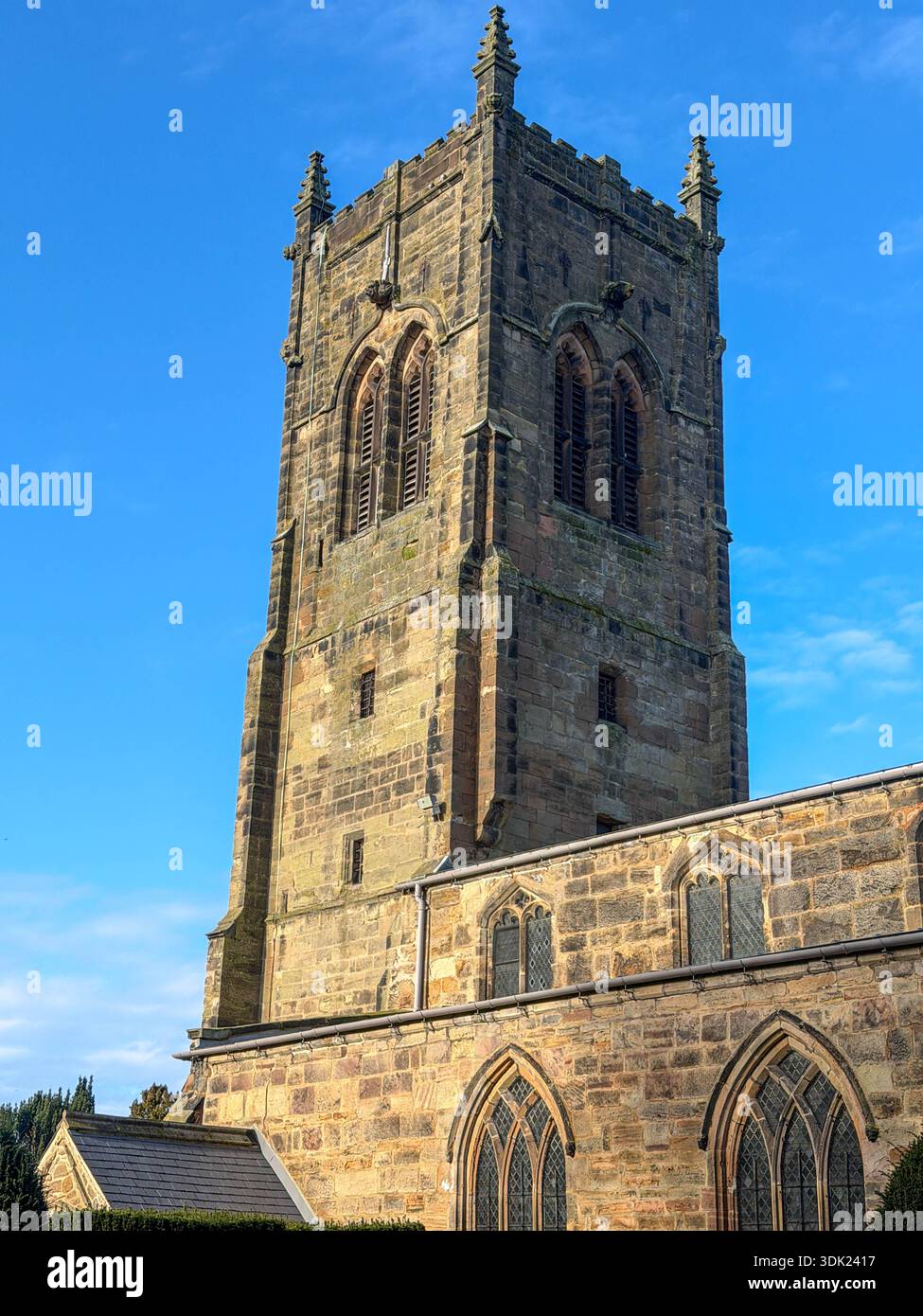 Chiesa parrocchiale di St. Bartholomew, classificata di primo grado, presso Elvaston Castle Country Park Derby in una giornata di inverno soleggiato.Derbyshire.Inghilterra.Regno Unito - Immagine stock catturata con smartphone