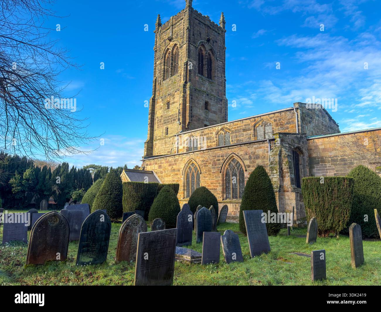 Chiesa parrocchiale di St. Bartholomew, classificata di primo grado, presso Elvaston Castle Country Park Derby in una giornata di inverno soleggiato.Derbyshire.Inghilterra.Regno Unito - Immagine stock catturata con smartphone