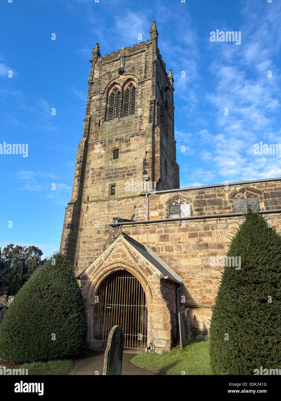 Chiesa parrocchiale di St. Bartholomew, classificata di primo grado, presso Elvaston Castle Country Park Derby in una giornata di inverno soleggiato.Derbyshire.Inghilterra.Regno Unito - Immagine stock catturata con smartphone