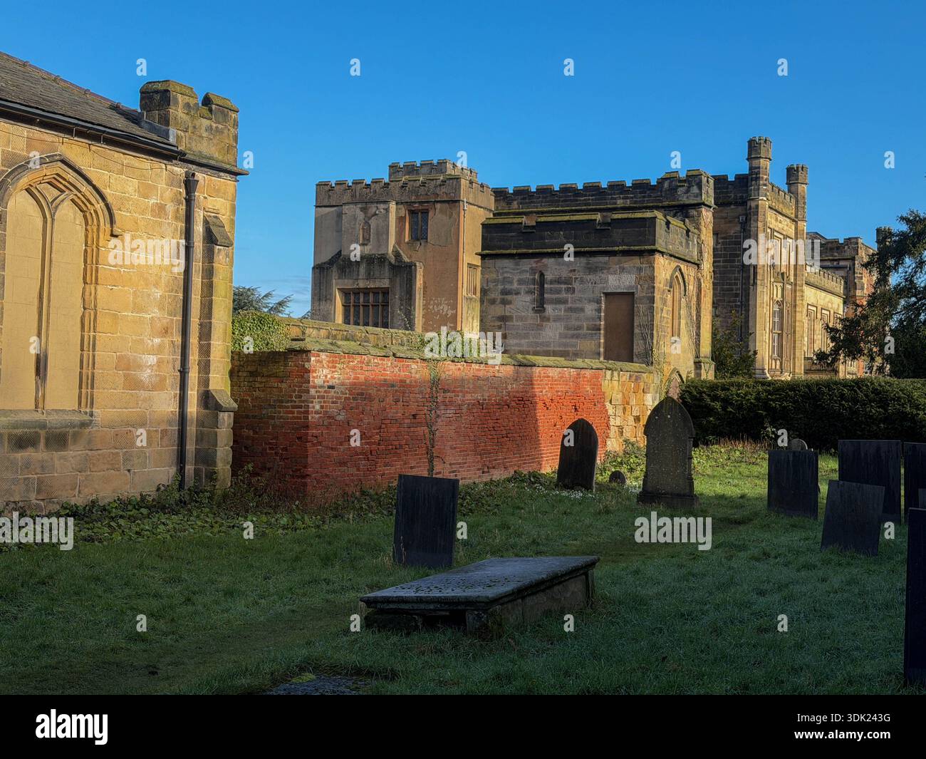Chiesa parrocchiale di St. Bartholomew, classificata di primo grado, presso Elvaston Castle Country Park Derby in una giornata di inverno soleggiato.Derbyshire.Inghilterra.Regno Unito - Immagine stock catturata con smartphone