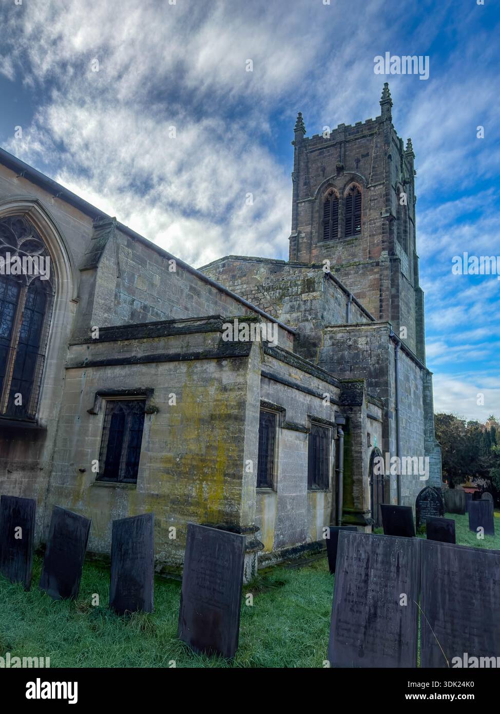 St. Bartholomew's Grade i Parish Church at Elvaston Castle Country Park Derby Derbyshire. Inghilterra in un giorno di Sunny Winters - Immagine stock catturata con smartphone