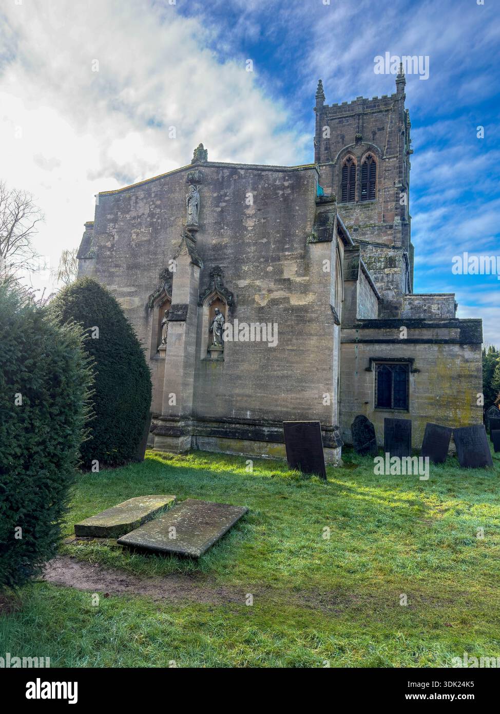 St. Bartholomew's Grade i Parish Church at Elvaston Castle Country Park Derby Derbyshire. Inghilterra in un giorno di Sunny Winters - Immagine stock catturata con smartphone