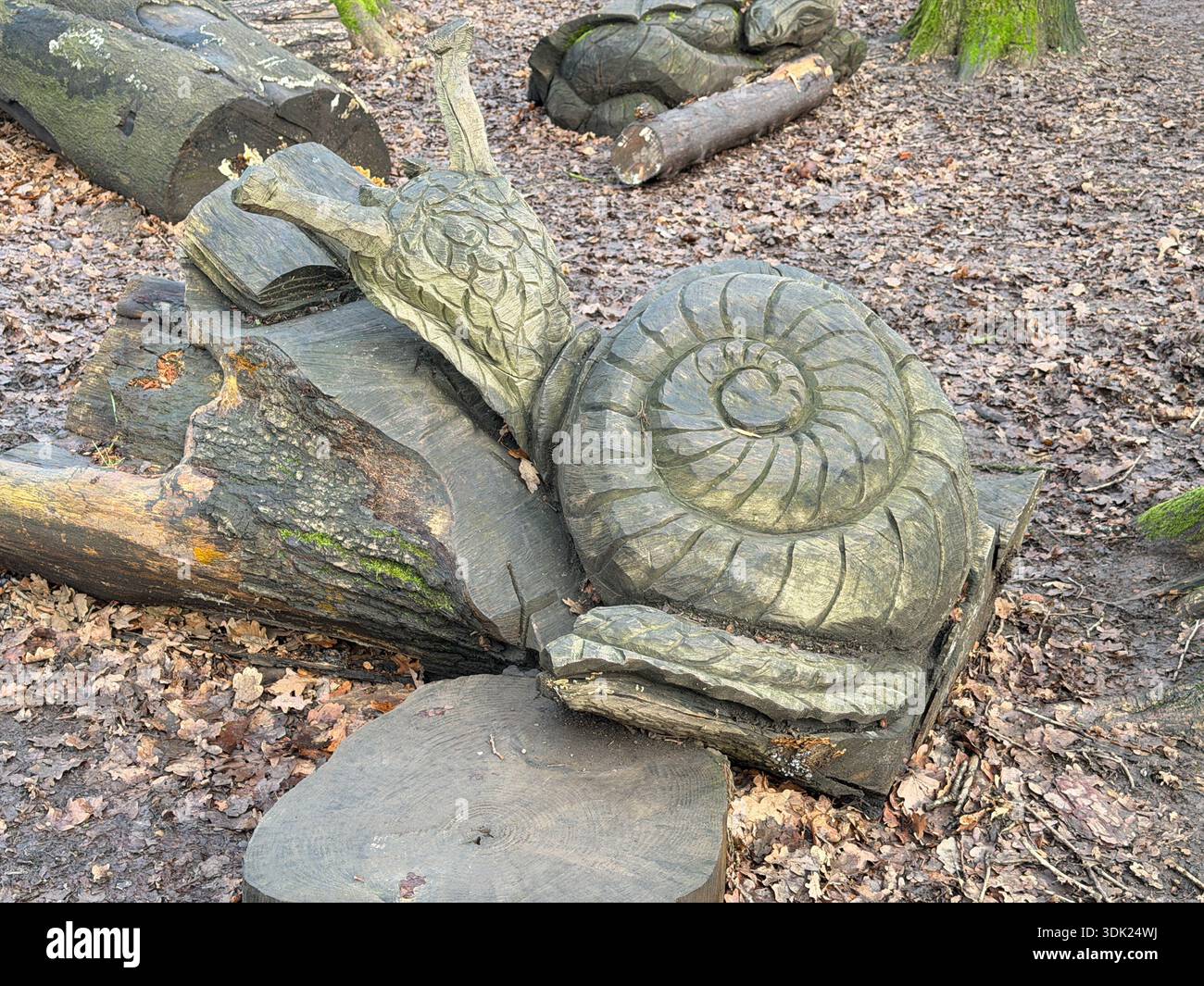 Elvaston Castle Country Park con sculture di alberi di Andrew Frost. Derby. Derbyshire. Inghilterra. Regno Unito - Immagine stock catturata con smartphone