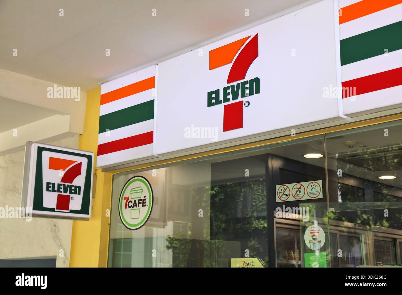SINGAPORE, SINGAPORE - 11 MARZO 2024: Minimarket 7-Eleven nella città di Singapore. Foto Stock