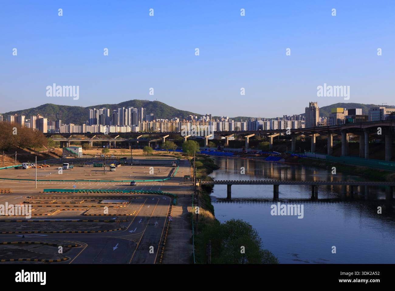 Il fiume Tancheon nella città di Seul in Corea del Sud. Paesaggio urbano dei quartieri residenziali di Suseo e Irwon (Suseo-dong e Irwon-dong) nel distretto di Gangnam Foto Stock