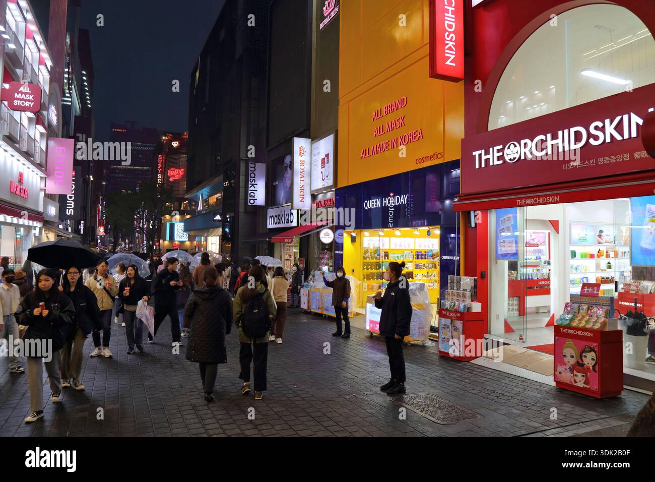 SEOUL, COREA DEL SUD - 5 APRILE 2023: Le persone visitano la zona coreana per la cura della pelle del quartiere dello shopping di Myeongdong a Seoul di notte. Foto Stock