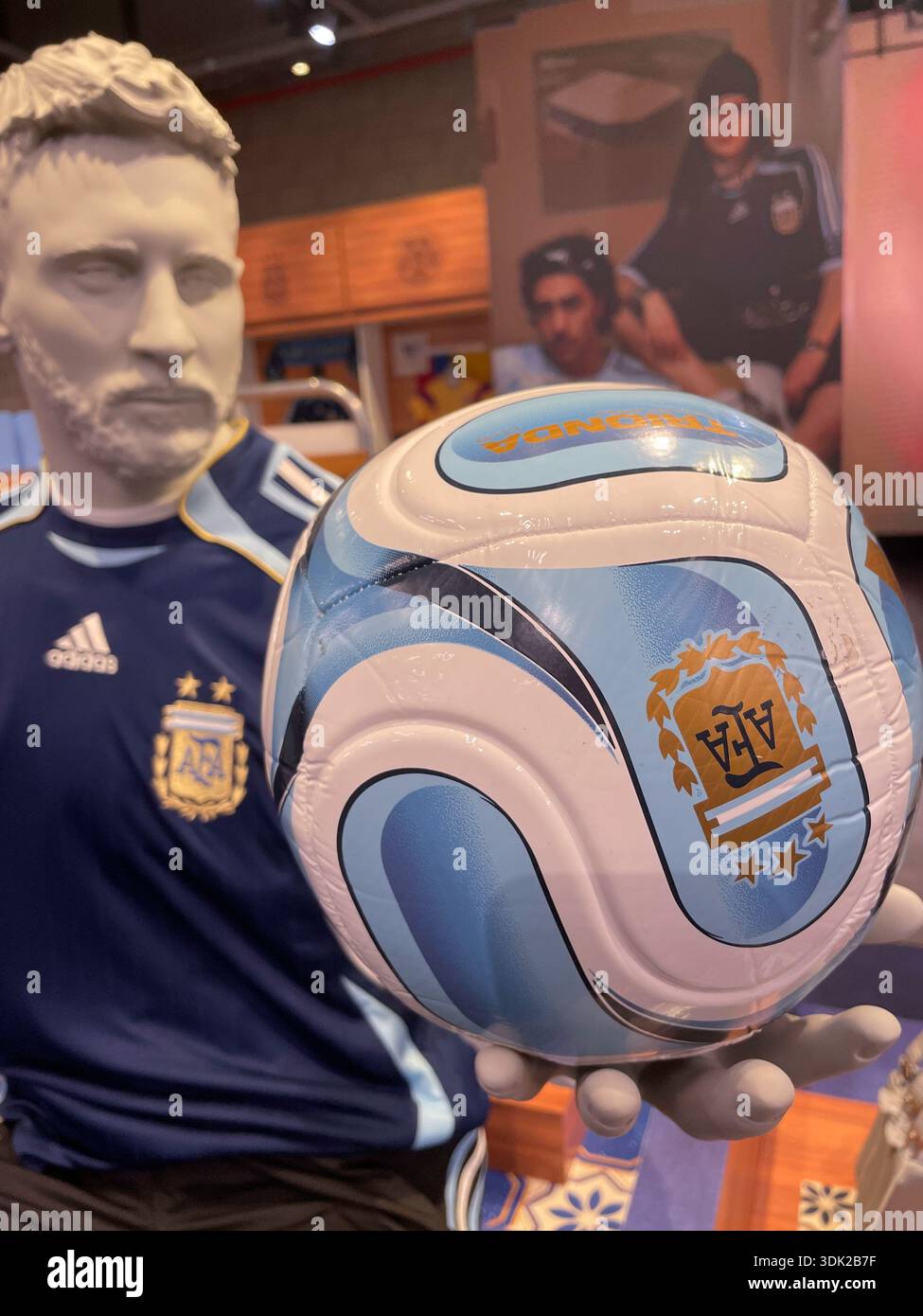 Leo messi è portavoce del marchio Adidas Athletic Apparel, 2026, New York City, Stati Uniti - Immagine stock catturata con smartphone