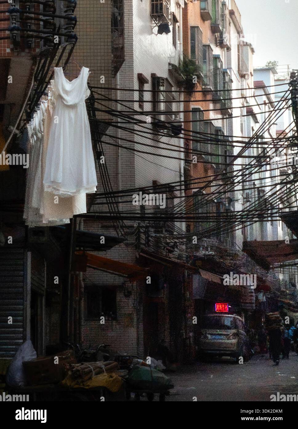 Abbigliamento appena realizzato appeso agli edifici nei villaggi di Datang. Guangzhou . Cina Foto Stock