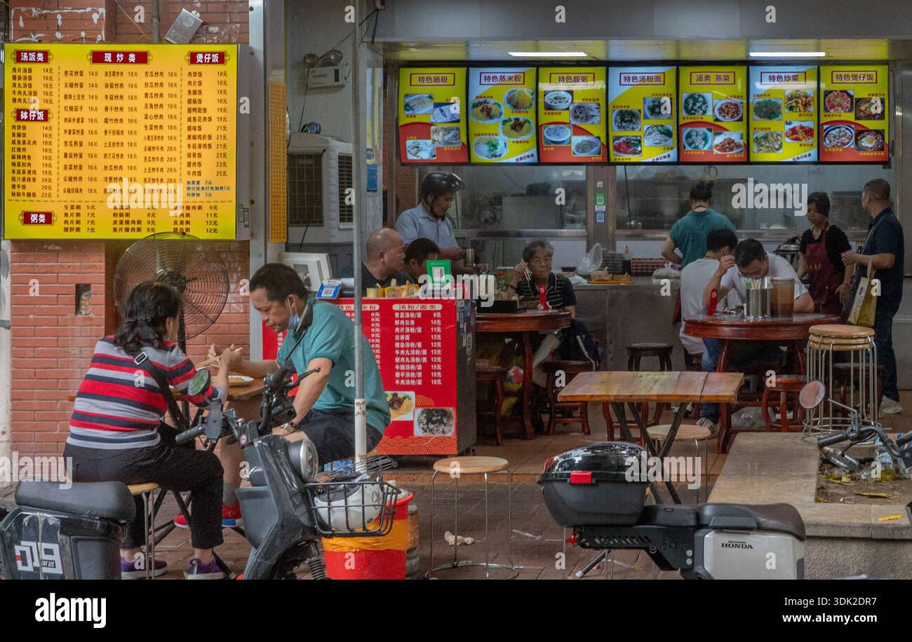 Ristorante locale nei villaggi di Datang. Guangzhou, Cina Foto Stock