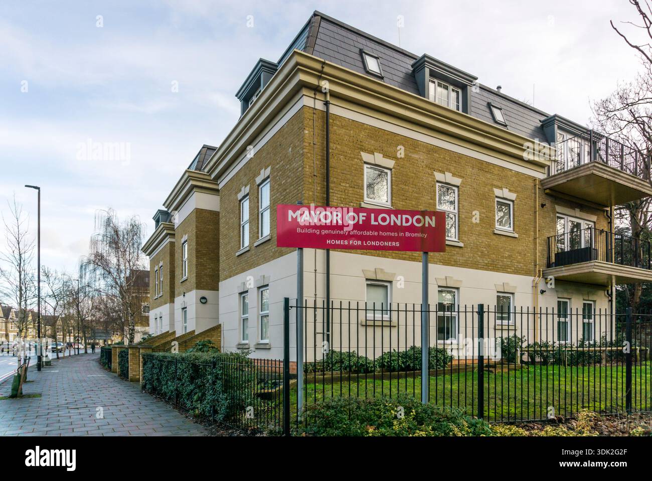 Un cartello sulle case a Bromley, a sud di Londra, legge il sindaco di Londra Building case veramente convenienti a Bromley. Case per i londinesi. Foto Stock