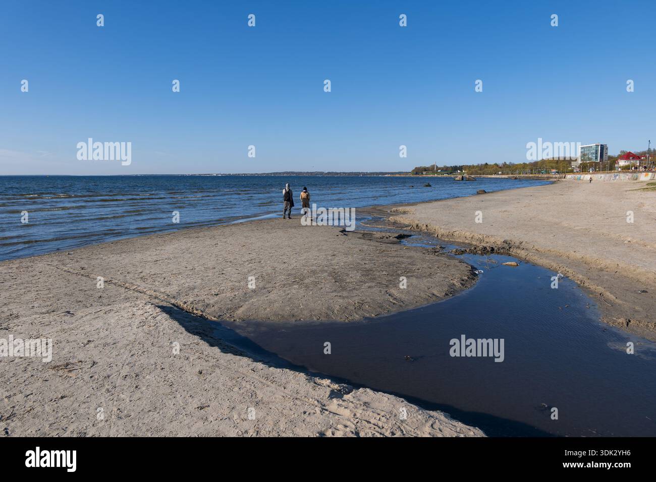Russalka Rand - Inglirand, spiaggia sabbiosa con torrente sul Mar Baltico nella città di Tallinn, Estonia. Foto Stock