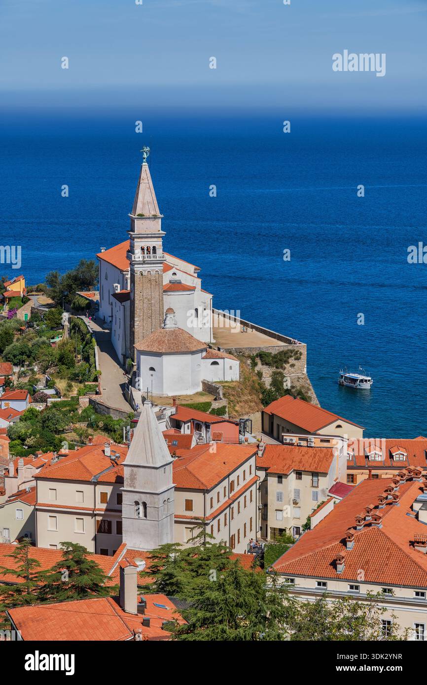 Città di Pirano in Slovenia. Paesaggio urbano con la chiesa parrocchiale di San Giorgio sulla costa adriatica nella regione slovena dell'Istria. Foto Stock