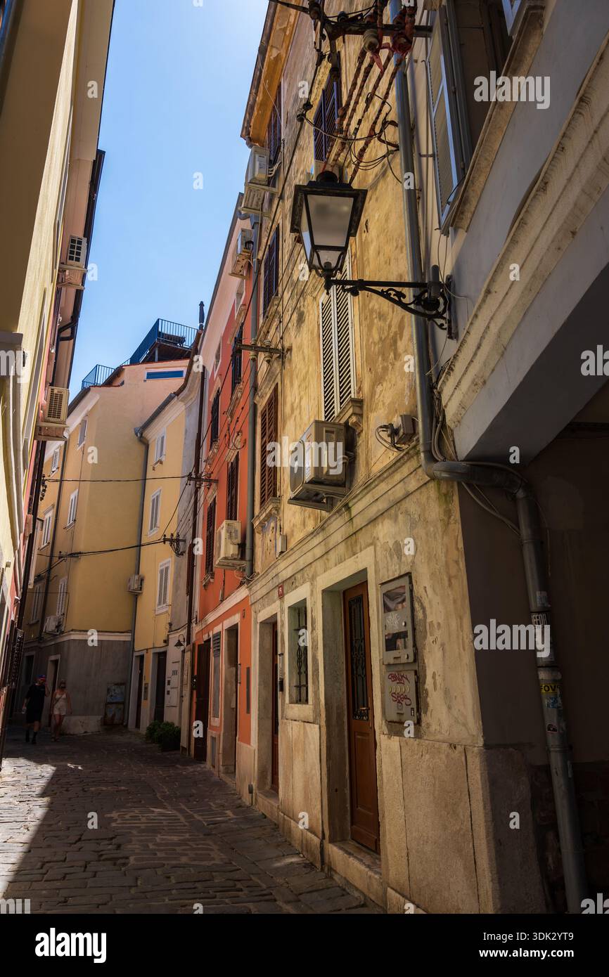 Condomini e case in una strada stretta nel centro storico di Pirano in Slovenia. Foto Stock