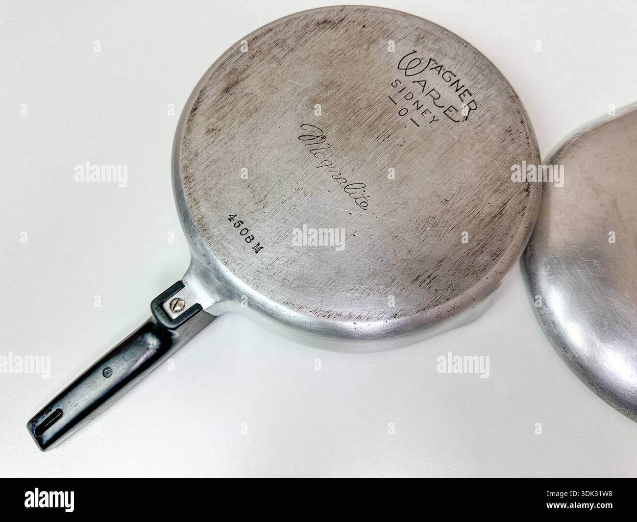 Fondo di una padella vintage Wagner Ware in alluminio Magnalite su sfondo neutro. 27 gennaio 2026 Valparaiso, negli Stati Uniti - Immagine stock catturata con smartphone