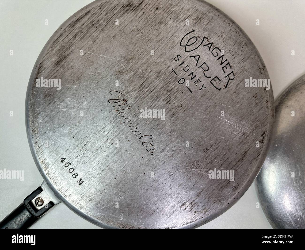 Fondo di una padella vintage Wagner Ware in alluminio Magnalite su sfondo neutro. 27 gennaio 2026 Valparaiso, negli Stati Uniti - Immagine stock catturata con smartphone