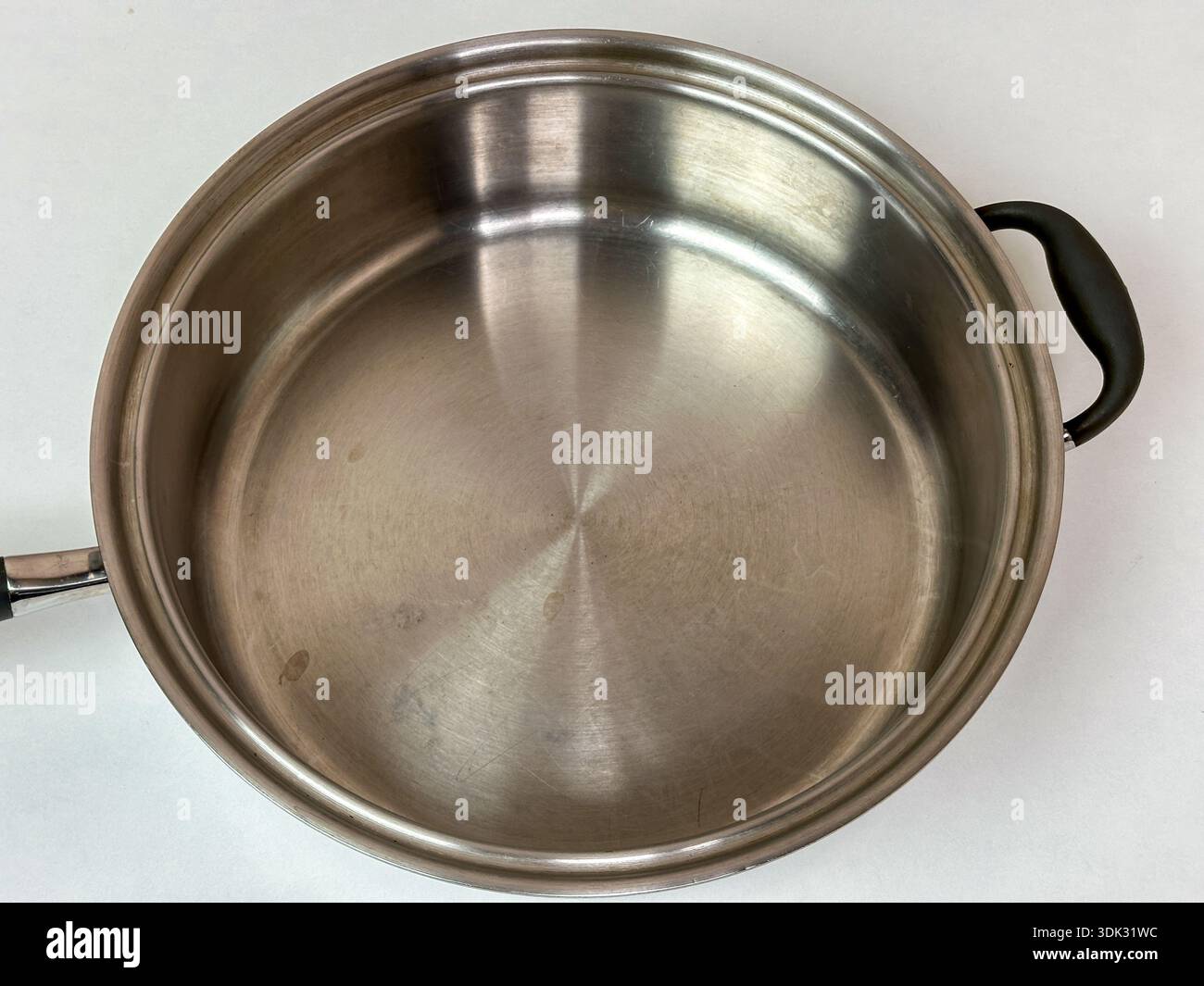 Svuotare la padella in acciaio inox su sfondo chiaro e neutro - Immagine stock catturata con smartphone